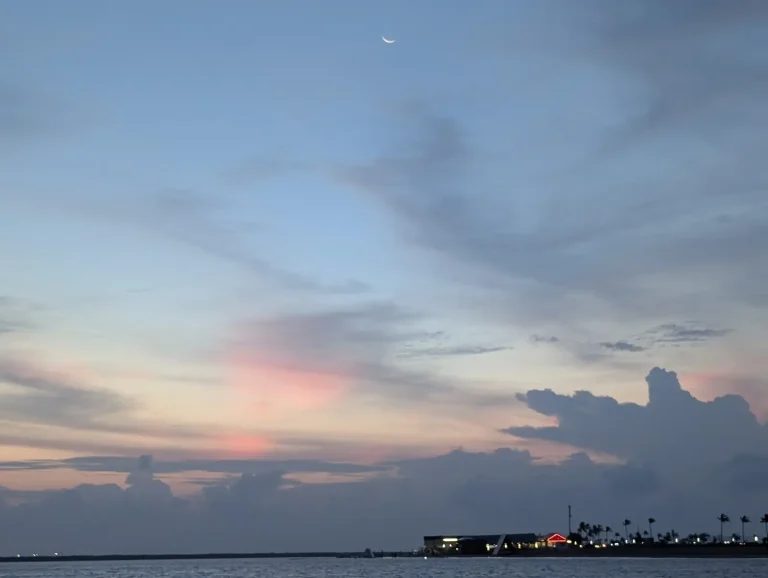 Best Time to Visit Sri Lanka: A Coast-by-Coast Guide to the Two Monsoons 5 Pink and purple sunset clouds reflected on the ocean off Colombo, Sri Lanka
